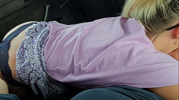 Teman Mama Memberiku Oral Di Dalam Mobil