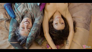 Lesbian Main Gila Anal Tembus Besar Pakai Dildo Monster, Pakai Fishnet Glow-in-the-dark!