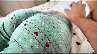 Kakak Tiri Menggoda Adik Tirinya Dengan Pijatan Sensual Yang Memuaskan!