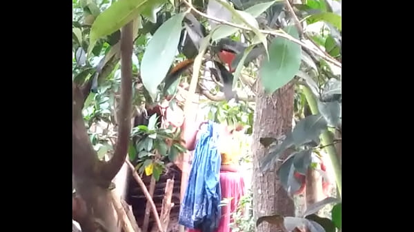 Gadis-gadis India Mandi Telanjang Di Sungai