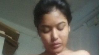Gadis Seksi India Dengan Payudara Kencang Meraba-raba Buah Dadanya Yang Montok