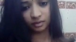 Istri Desi Priya Berpose Seksi Dengan Selfie Menggoda