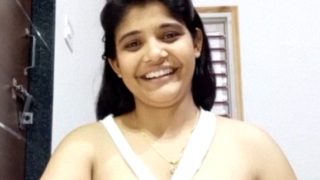 Kamal Ki Desi Chhokri Apne Bade Bade Mammay Dikha Rahi Hai