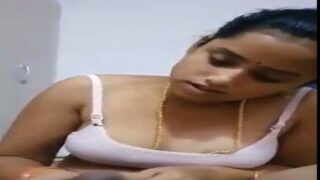 Nyonya Rumah Tangga Chennai Yang Menggoda Memberikan Kenikmatan Dengan Tangannya
