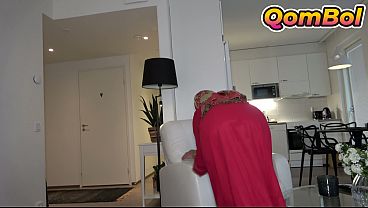 Menggoda Adik Tiri Berhijab Usai Dia Selesai Membersihkan Rumah