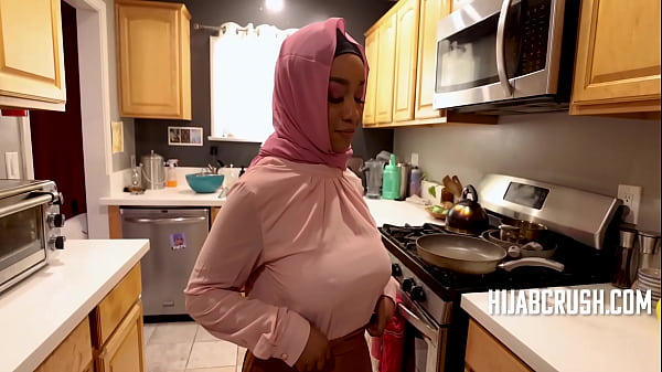 Curvy Ebony Berhijab Ngebut Kayak Pro- Lily Starfire