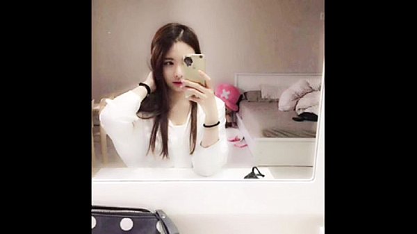 Gadis Korea Seksi Memamerkan Tubuhnya Yang Menggoda