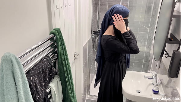 Astaga! Gak Nyangka Cewek Arab Bisa Gitu. Aku Lihat Cewek Muslim Berhijab Lagi Colmek Di Kamar Mandi.