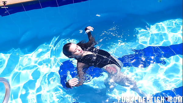 Jessica Bunny Ngebut Di Kolam Renang, Basah-basahin Badan, Siap-siap Hot.