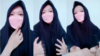 Cecil Pake Hijab Tapi Dadanya Bugil, Tangan Main Remes-remes Susu Sendiri.