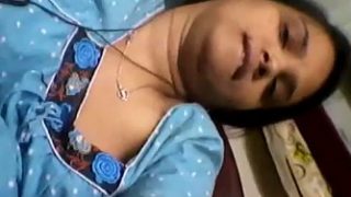 Desi Bank Cewek Kantoran Selfie Bugil Tersebar – 3 Orang