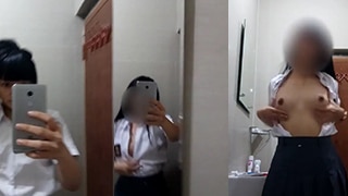 Lihat Nih Ayang, Bocil Sma Pamer Memek Basah Buat Kamu.