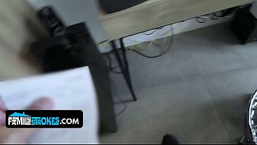 Anak Tiri Cewek Latin Goyangin Tubuh Montoknya Depan Bapak Tiri, Bikin Dia Makin Nafsu.