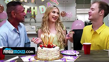 Anak Tiri Mungil Berdada Montok, Daisy Lavoy, Menggoda Dan Naik Ke Atas Kontol Bapak Tirinya.