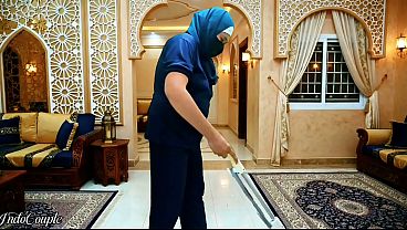 Pelayan Rumah Tangga Indonesia Berjilbab Disuruh Nyesep Kontol Majikan Dan Menelan Sperma