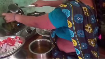 Bini Orang Masak Sambil Main Sama Pacar Di Dapur, Bikin Makin Basah.