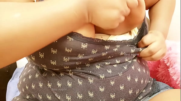 Wanita India Utara Pamer Tetek