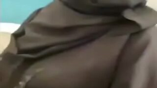 Seorang Pria Mesum Menjamah Pelacur Arab Untuk Pertama Kalinya Dengan Penuh Nafsu Birahi.