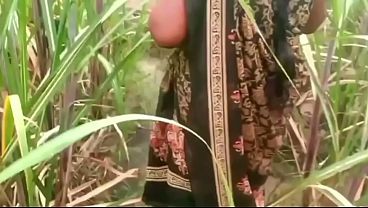Ibu Dan Anak Tiri Ngentot Di Luar Rumah Di Kampung.