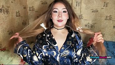 Gadis Rusia Montok Berisi Paha Besar Mainin Memek Sempitnya Sambil Dildo Nancep Di Dalem.