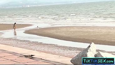 Gadis Thailand Dijemput Di Pantai, Digaruki Kontol Bule Gede