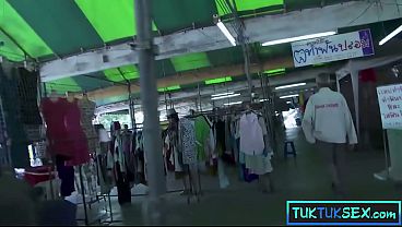 Lidah Dicocol, Ibu Malu-malu Thailand Mungil Digebuk Dua Bule.