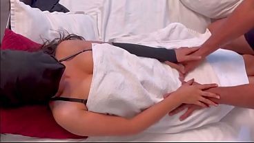 Desi Indian Bhabhi Lagi Digenjot Ngentot Sama Devar, Memeknya Sempit Banget, Suara Crotnya Hot, Video Bokep Bikin Pengen Colok.