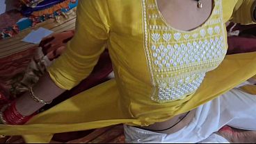Istri Desi Panas Ngewe Kenceng Sambil Ngencingin Kontol