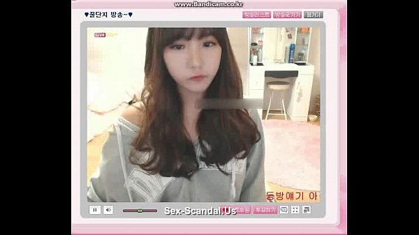 Gadis Korea Cantik Syuting Di Depan Kamera, Gerakan Tubuhnya Bikin Makin Panas