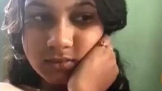 Malu-malu Tapi Ngebet Pamer Tubuh Bugil Desi