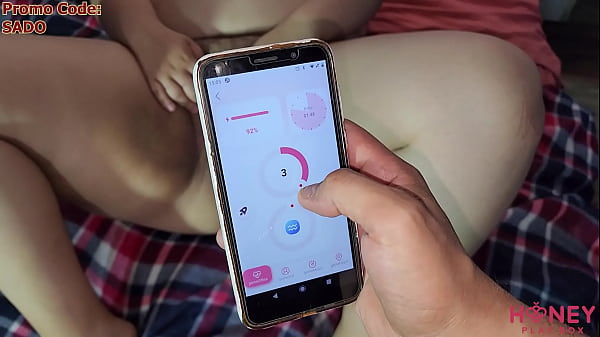 Dengan Hp-nya Dia Bisa Mengendalikan Vibrator Honey Play Box Ini Buat Ngewe Pantatku. Dapat Diskon 20% Pakai Kode: Sado