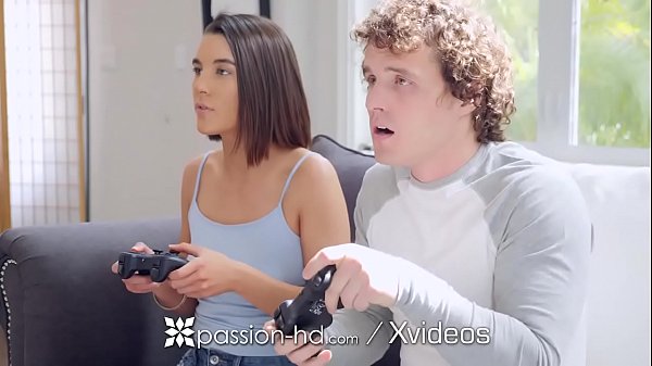 Mainin Game Bareng, Tiba-tiba Kakak Tiri Ngajak Crot Bareng Kontol Gede