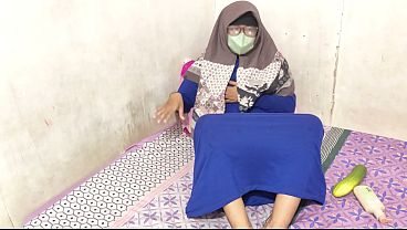 Cewek Hijab Indonesia Colmek Sambil Meremas-remas Memek Basahnya.