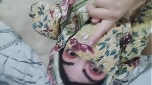 Istri Arab Berhijab Sange Ngebor Memek Sampai Muncrat Saat Suami Lagi Sholat Di Kamar Lain