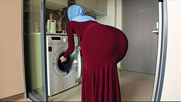 Ibu Tiri Berhijab Itu Kepergok Lihat Aku Lagi Ngeliatin Pantat Gede Montoknya.