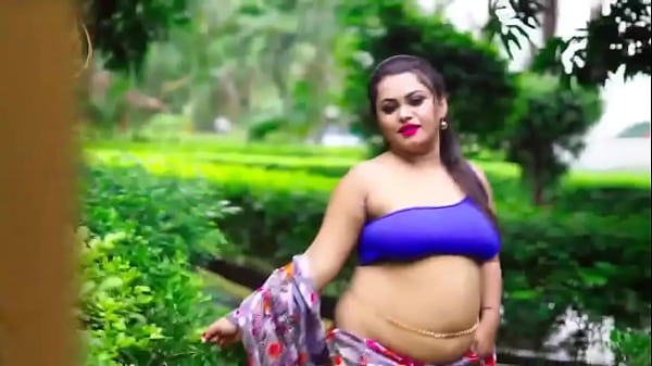 Cewek Seksi Pamer Paha Mulus Di Sari Ketat, Bikin Makin Liar